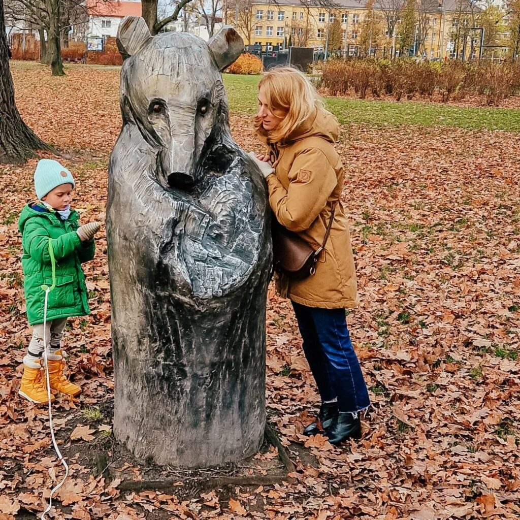 Piaseczno spacer szlakiem rzeźb Wilkonia